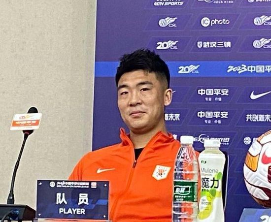 自从他上任以来，曼联改变了之前在转会市场上不成功的做法，并允许他更多参与转会决策。
